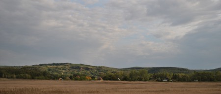 Kilátás Zsitvatőre, mögötte a Gerecse húzódik