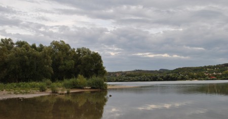 Zsitvatő, a Duna túlpartján Neszmély fekszik